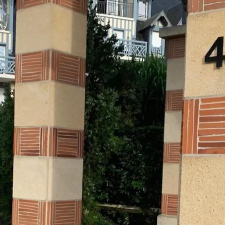 Appartement With Garden On The Seafront Deauville