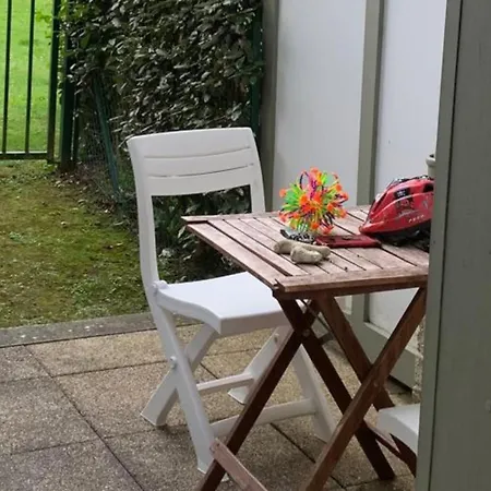 With Garden On The Seafront Appartement